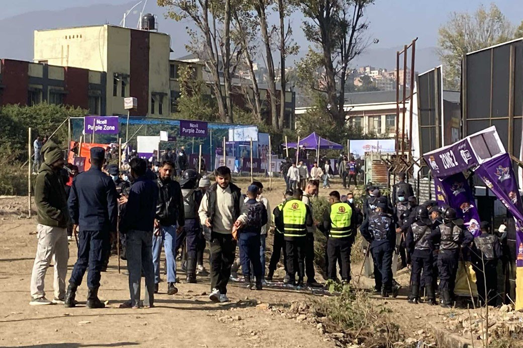 पहारिलो घाममा क्रिकेटको मज्जा (तस्बिरहरू)