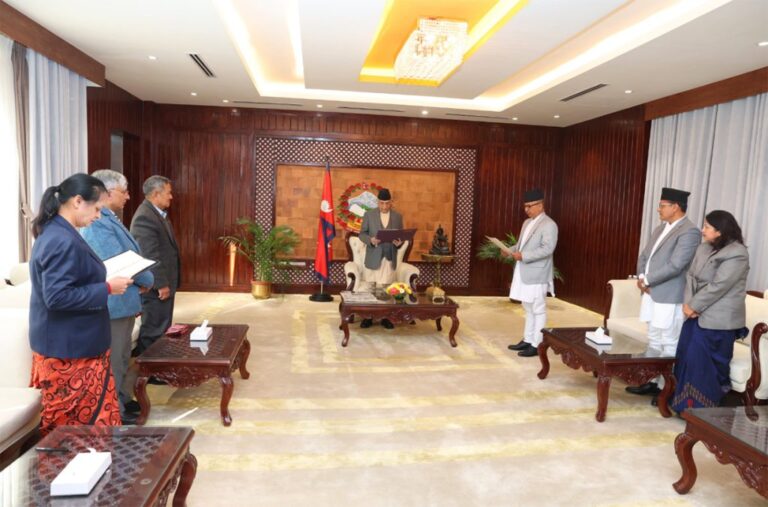 सूचना आयोगका नवनियुक्त आयुक्तहरूले लिए शपथ