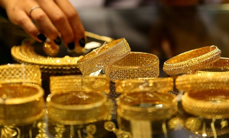 ओरालो लाग्यो सुनको मूल्य, आज कति घट्यो?