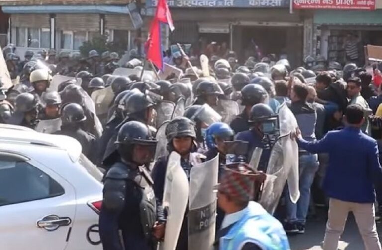 रास्वपा प्रदर्शनमा उत्रिँदा चितवनको अवस्था तनावग्रस्त, प्रहरीद्वारा बल प्रयोग