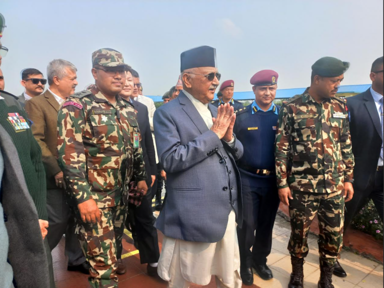 झापामा रास्वपा र पहिचानवादीले देखाए प्रधानमन्त्री ओलीलाई कालो झण्डा, ४ जना पक्राउ