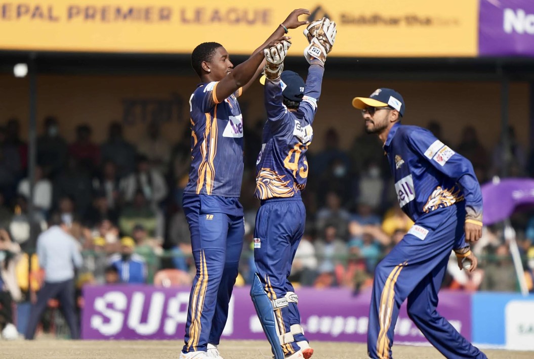 ४ विकेट गुमेपछि संकटमा काठमाडौं, जफरले एकै ओभरमा दिए दोहोरो झट्का