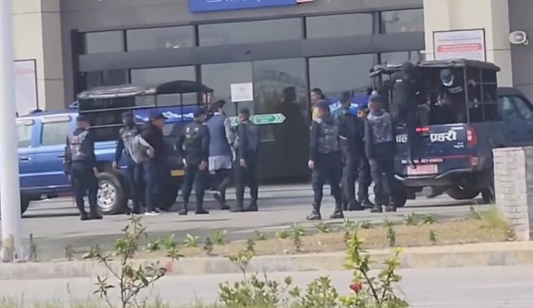 रवि लामिछानेलाई बयानको लागि पर्सा ल्याईँदै, पोखरा विमानस्थल पुर्याईयो