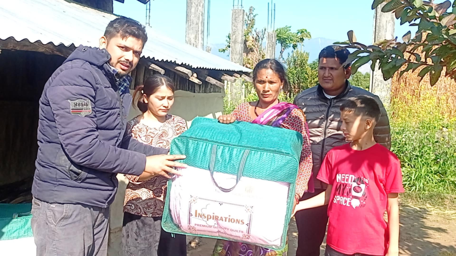 बिपन्न परिवारलाइ खाधान्न र लुगा कपडा सहयोग 