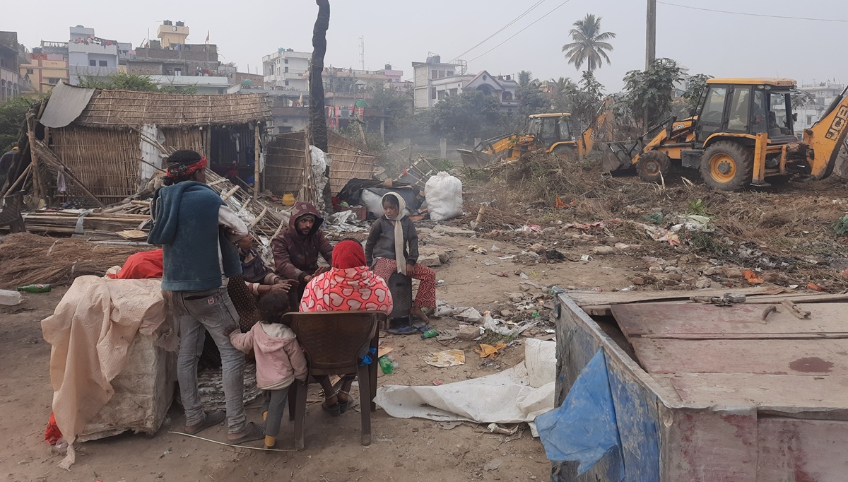 बीपी उद्यानको अतिक्रमित जग्गामा बनेका संरचना हटाइँदै