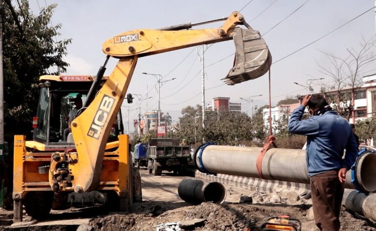 बबरमहलमा फुटेको खानेपानीको पाइप मर्मत सकियो, साँझबाट पानी वितरण हुने (तस्बिरहरु)