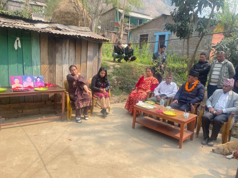 गोरखा पुगेर प्रचण्डले भेटे जनयुद्धमा तीन सन्तान गुमाएका बुबाआमालाई