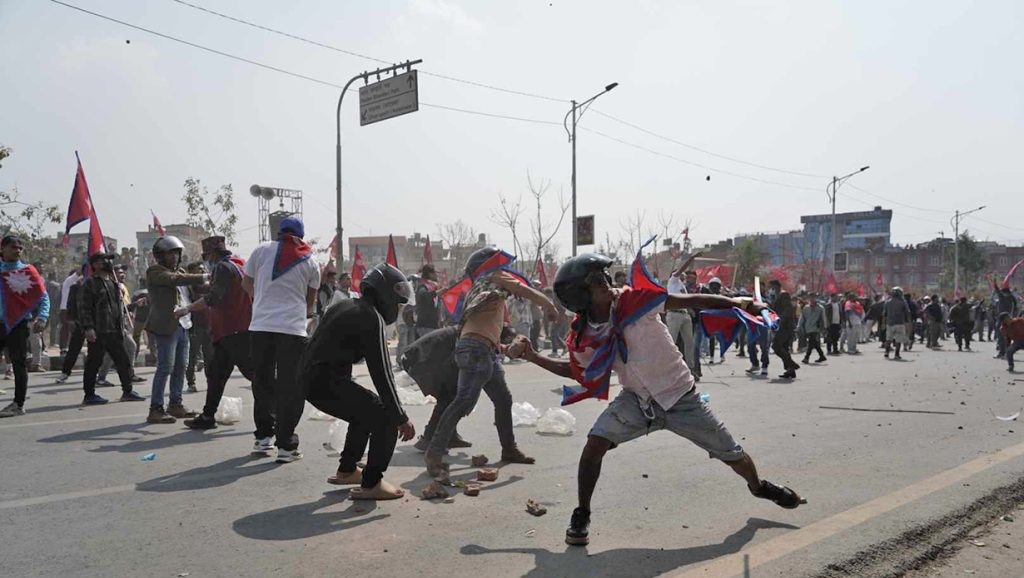 आगो निभाउन आएको दमकलमाथि ढुंगा प्रहार