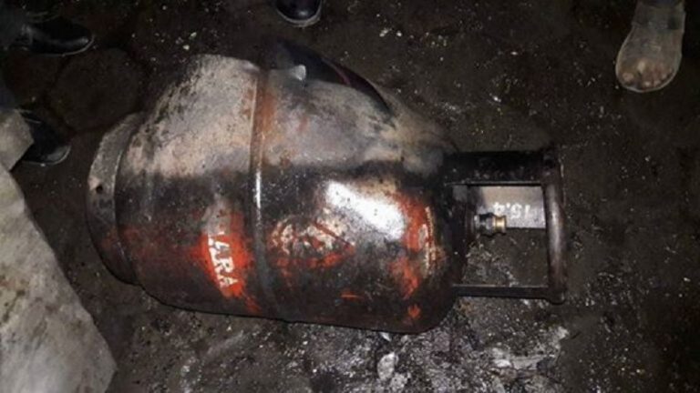 धनगढीमा ग्यास सिलिन्डर पड्कियो, तीन जना घाइते