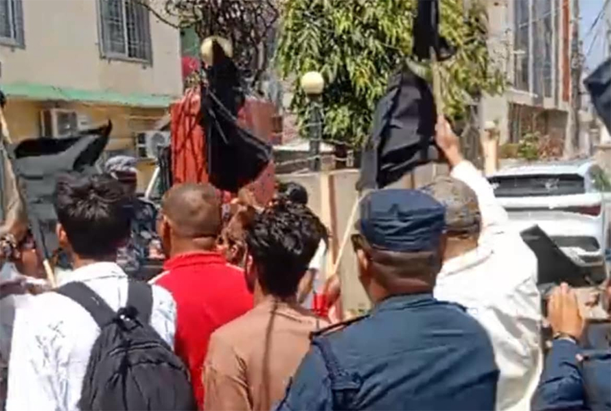 पूर्वप्रधानमन्त्री भट्टराईलाई राजावादीले देखाए कालोझण्डा