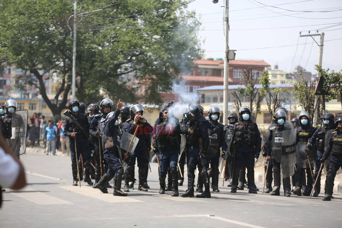 तीनकुने बानेश्वर क्षेत्र तनावग्रस्त, प्रहरीद्वारा लाठीचार्ज र अश्रुग्याँस प्रहार