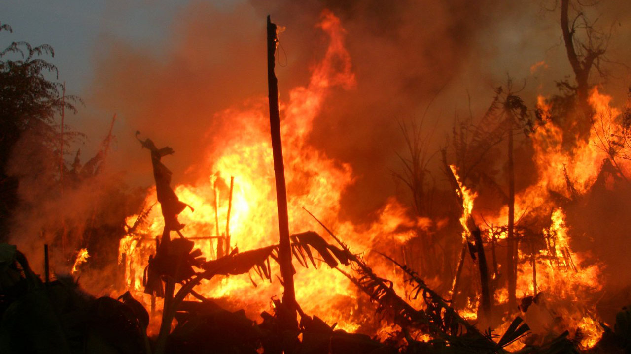 वनको आगोले घरको छानो पनि बचेन, अझै जोखिम कायमै