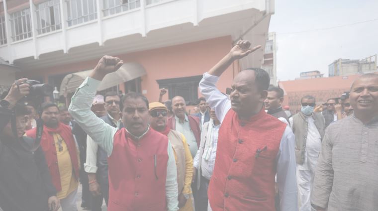 फूलमाला लिएर रेशमलाई लिन डिल्ली बजार कारागार पुगे कार्यकर्ता