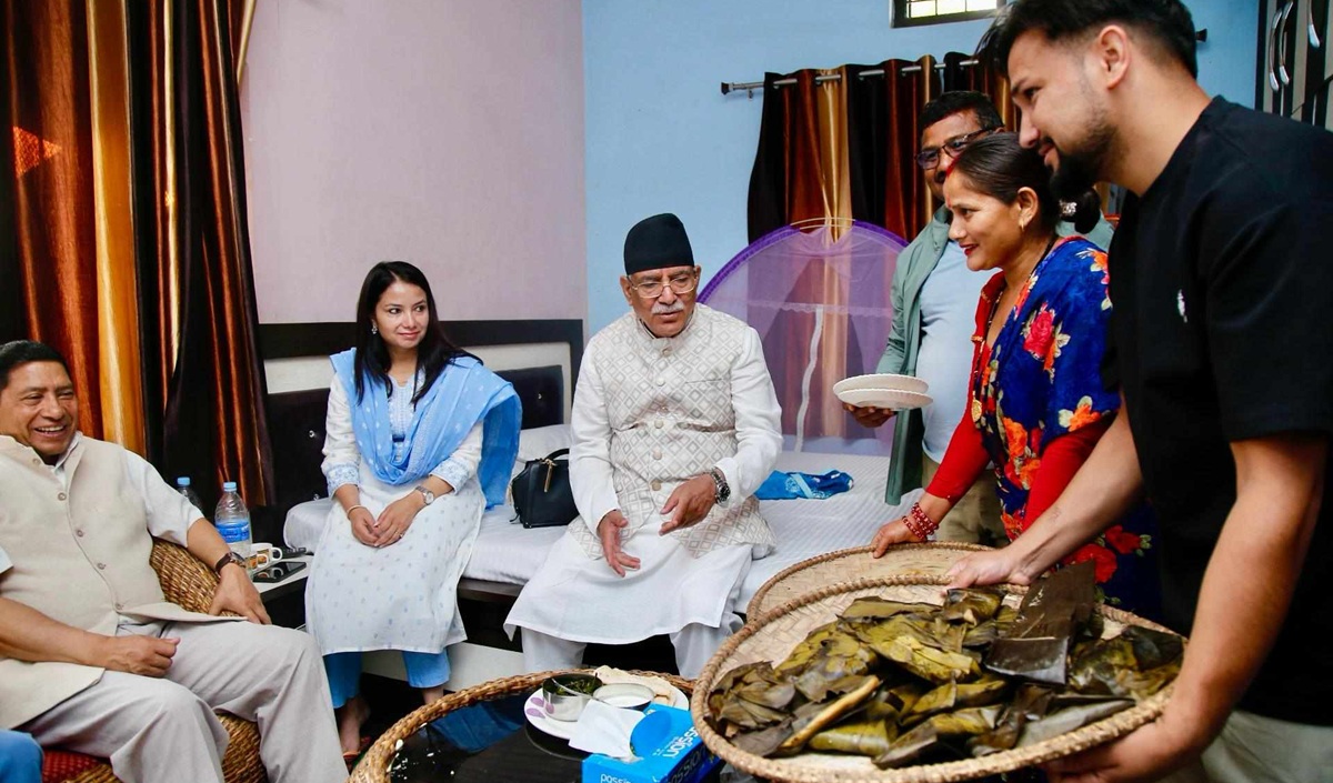 प्रचण्डले चाखे अछामी परिकार ‘भक्सी’को स्वाद