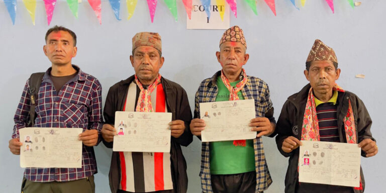 लालपुर्जा पाएपछि धार्चेका भूमिहीन दलित परिवार खुसी