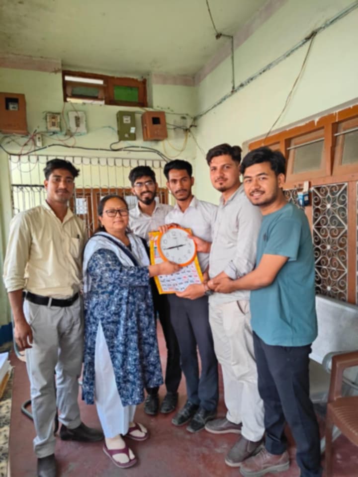 स्व.वि.यु के.एम.सि द्वारा परिक्षा नियन्त्रक लाई समयमा चल्न व्यङ्ग्य स्वरुप घडि र क्यालेन्डर प्रदान