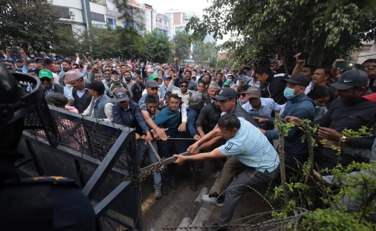 प्रहरी र शिक्षकहरूबीच झडप हुँदा एक दर्जनभन्दा बढी शिक्षक घाइते