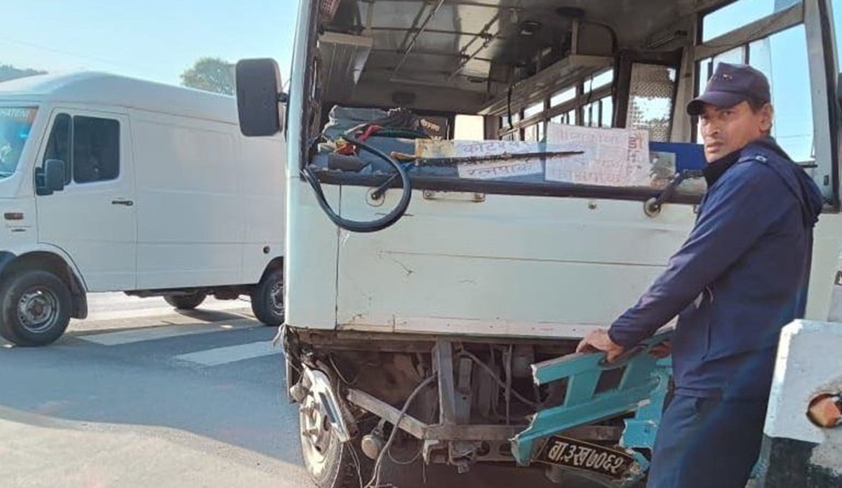 काठमाडौंको तीनकुनेमा ठोक्किए तीन सवारी साधन, एकजनाको मृत्यु