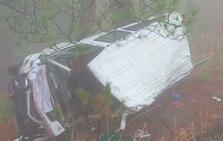 सर्लाही जाँदै गरेको भ्यान त्रिभुवन राजपथमा दुर्घटना