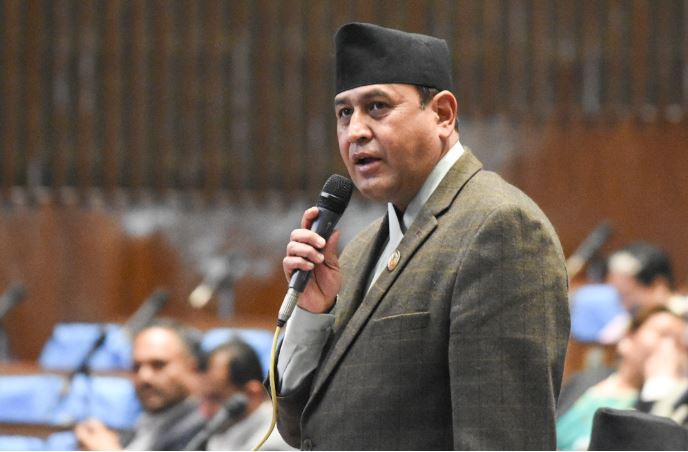 मन्त्री र प्रधानमन्त्रीका सल्लाहकारबारे रामहरिले उठाए प्रश्न, बिचौलिया भएर काम गरेको आरोप