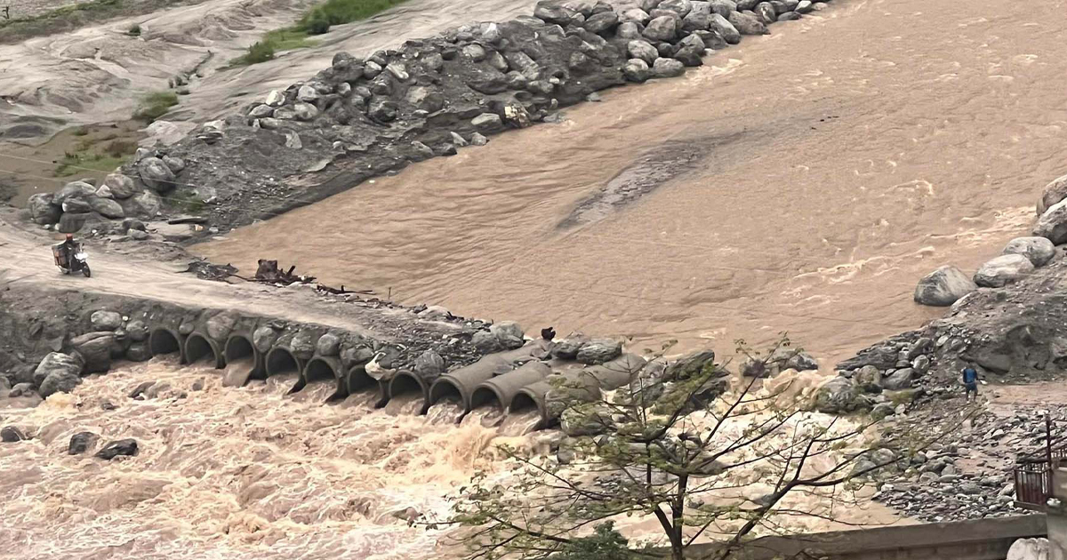 मेलम्चीमा बाढीपछि धमिलो पानी, काठमाडौंमा आपूर्ति बन्द