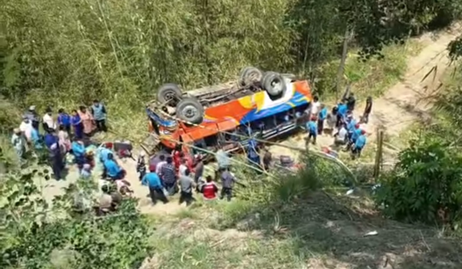 धनकुटामा बस दुर्घटना : एकको मुत्यु, १४ जना घाइते