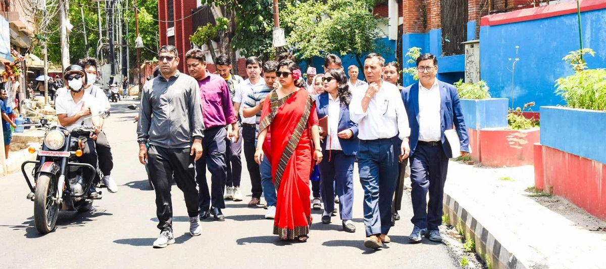 सडक अनुगमनमा निस्किइन् उपमेयर डंगोल