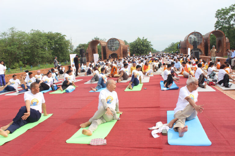 योगाभ्यास गर्दै