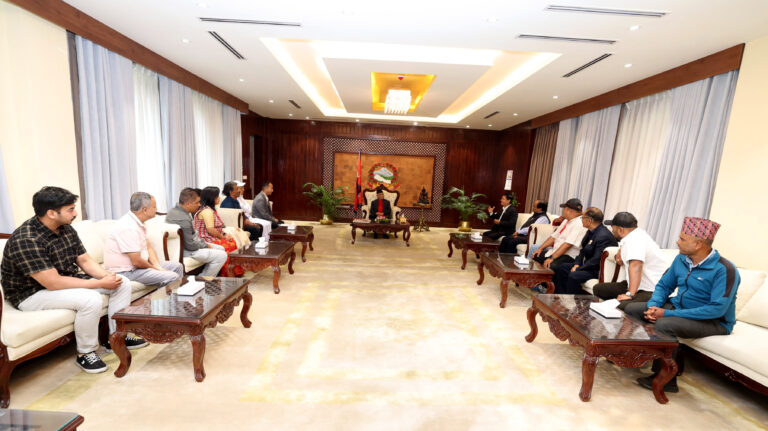 ऐतिहासिक सुन्धारा र धरहराको संरक्षणका लागि प्रधानमन्त्रीसँग स्थानीयवासीको आग्रह