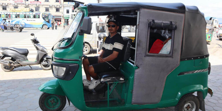 क्यान्सरका बिरामीलाई निःशुल्क सेवा दिँदै अटोचालक