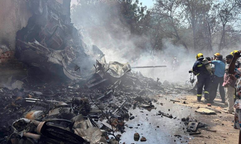 एयर इन्डिया दुर्घटनापछि अवशेषहरूको प्रतीक्षामा आफन्तहरू