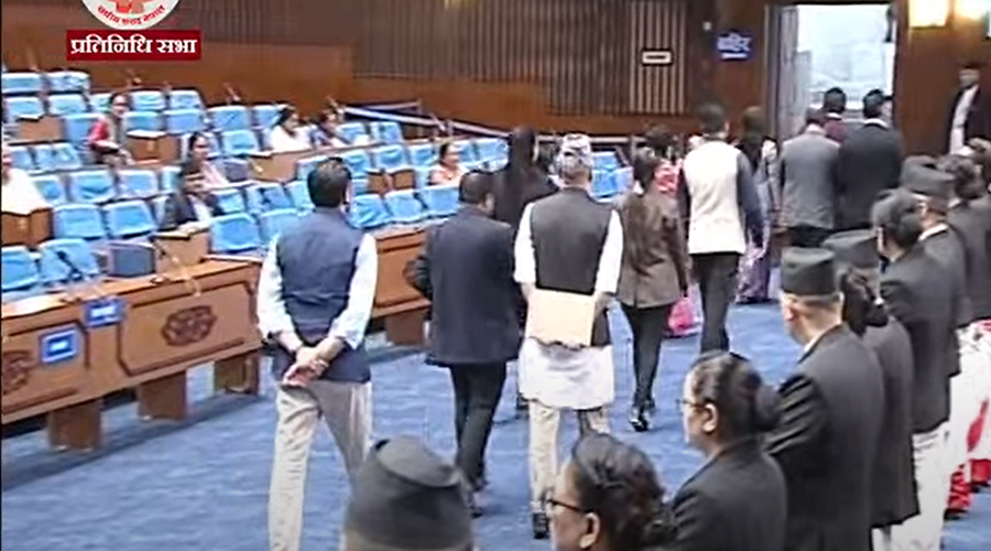 कांग्रेस–एमालेका सांसद बोल्न थालेपछि संसद्‍बाट बाहिरियो रास्वपा