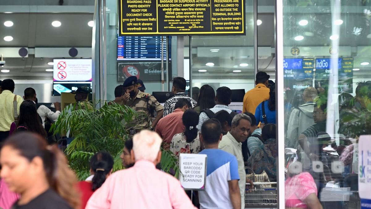 मुम्बई विमानस्थलमा १६ जिउँदो सर्पसहित एक यात्रु पक्राउ