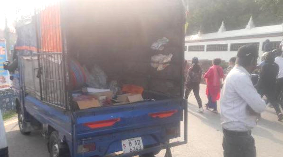 सडकमा गाडी रोकेर सामान बेच्ने ३ गाडीलाई ४५ हजार जरिबाना