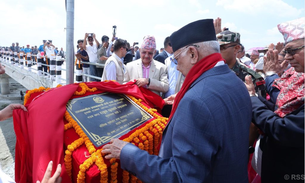प्रधानमन्त्रीले गरे हुलाकी राजमार्गमा निर्मित रतुवा पुलको उद्घाटन
