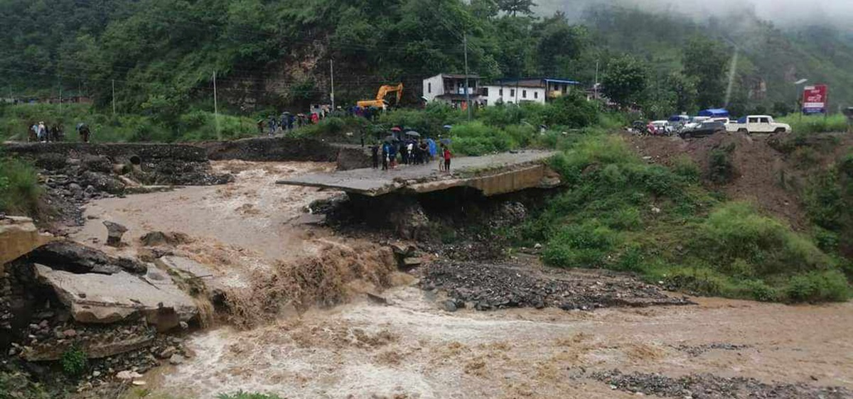 पहिरोले बीपी राजमार्ग अवरुद्ध