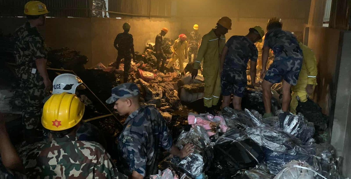 बालाजुको जेब्रा झोला फ्याक्ट्रीमा आगलागी, सेना र स्थानीयको सहयोगमा नियन्त्रणमा