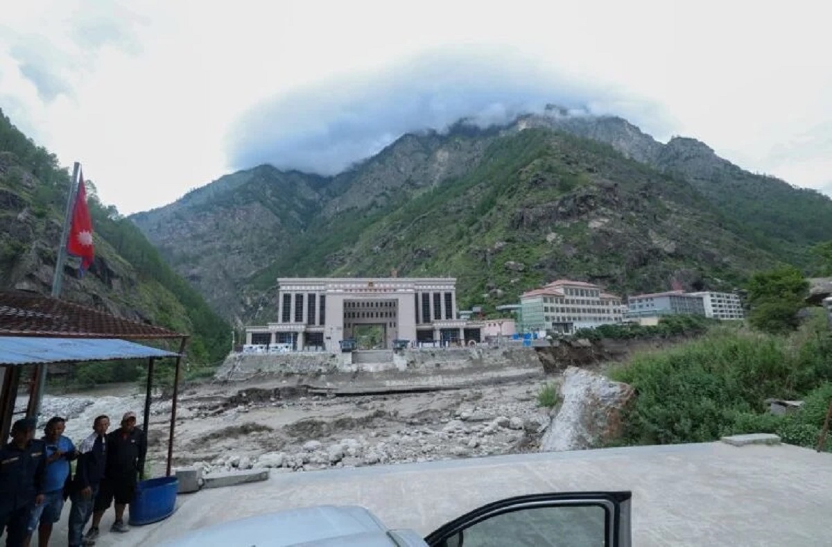 चीनको केरूङमा अलपत्र दुई सय नेपालीलाई बुधबार खासा नाका हुँदै ल्याइँदै