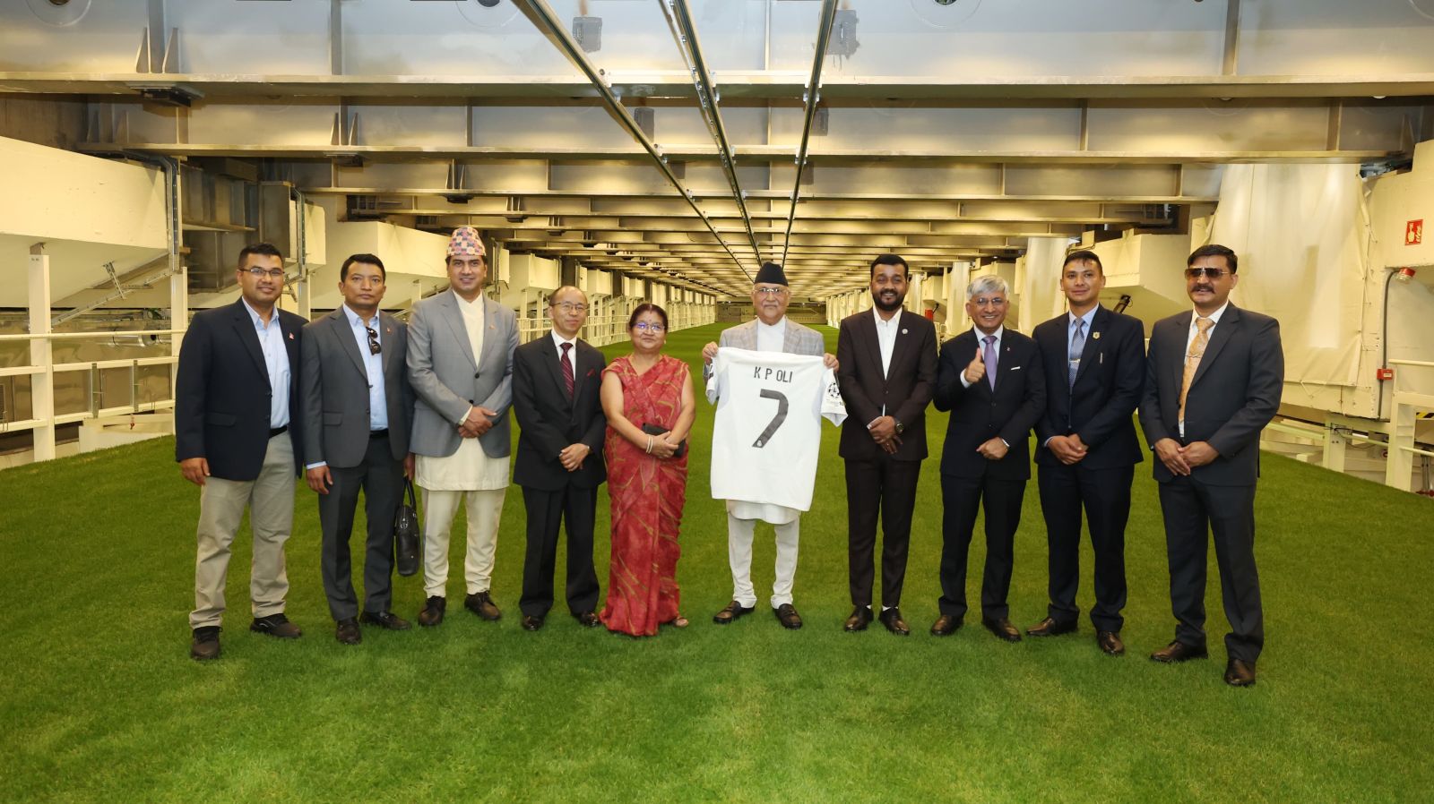 प्रधानमन्त्री ओलीद्वारा रियल मेड्रिडको रंगशाला भ्रमण, हेर्नुस फोटोफिचरसहित