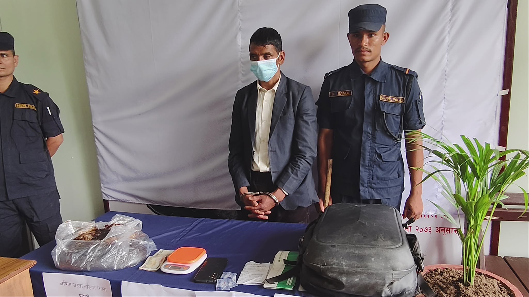 सुर्खेतबाट साढे पाँच केजीभन्दा बढी अफिमसहित एक जना पक्राउ